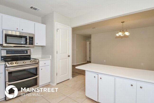 Building Photo - 6947 Roslyn Ct