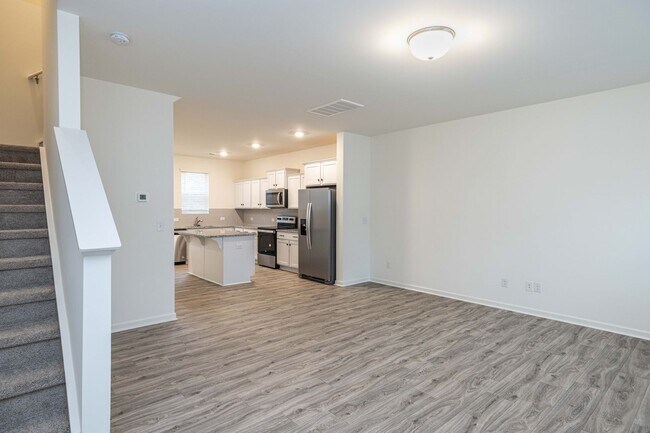 Foto del edificio - Charming 3-Bedroom End Unit Townhome Near Jack Alexander Blvd - APRIL MOVE IN SPECIAL