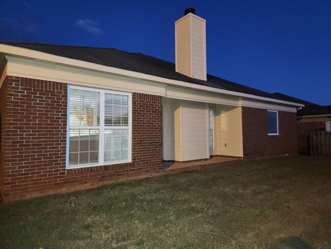 Building Photo - 3 Bedrooms 2 Baths 2 Car Garage - North Co...