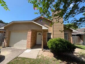 Building Photo - 9210 Crescent Moon Dr