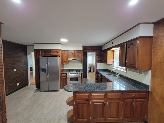 Building Photo - 4 bedroom house in Hillside NJ