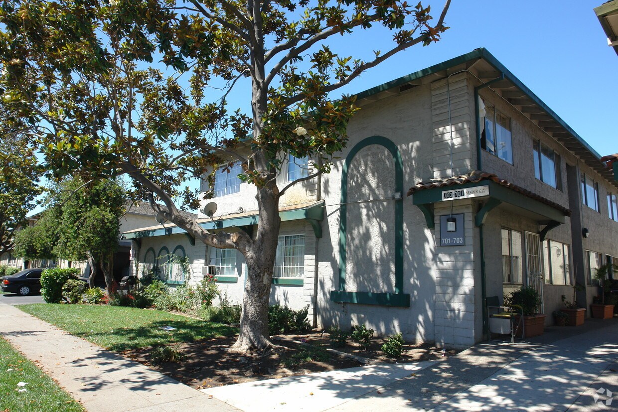 Primary Photo - 701-703 Menker Ave