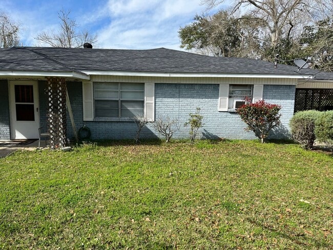 Building Photo - 3 Bedroom Single Family Home in Moss Point