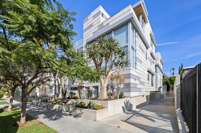 Building Photo - 742 N Hudson Ave