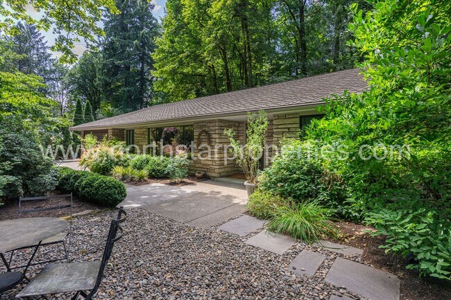 Building Photo - Magical Oswego Lake Country Club area Home.