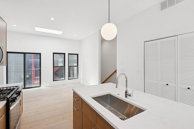 Foto del edificio - 3641 N Wilton Ave