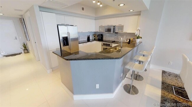 Foto del edificio - 14951 Royal Oaks Ln