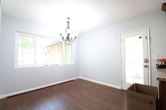 Foto del edificio - Tastefully updated 3-bed, 2-bath House for...