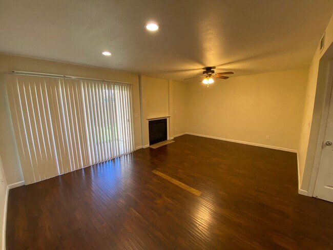 Foto del edificio - Visalia Town house Available Now!