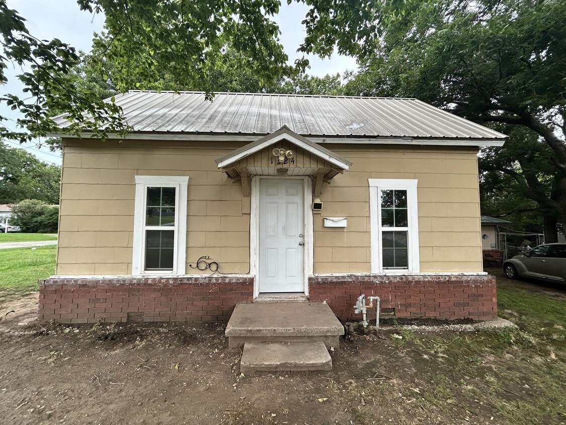 Primary Photo - 1324 W Maple St