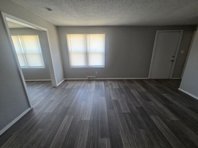 Foto del edificio - 4 Bed 1 Bath - NEW TO MARKET