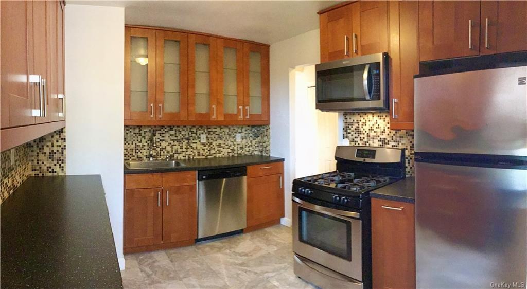 Primary Photo - 5 Sadore Ln