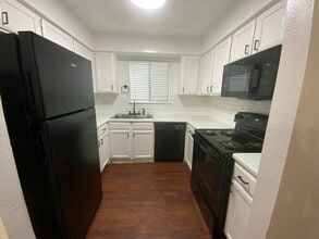 Building Photo - 9524 Woodvale Dr