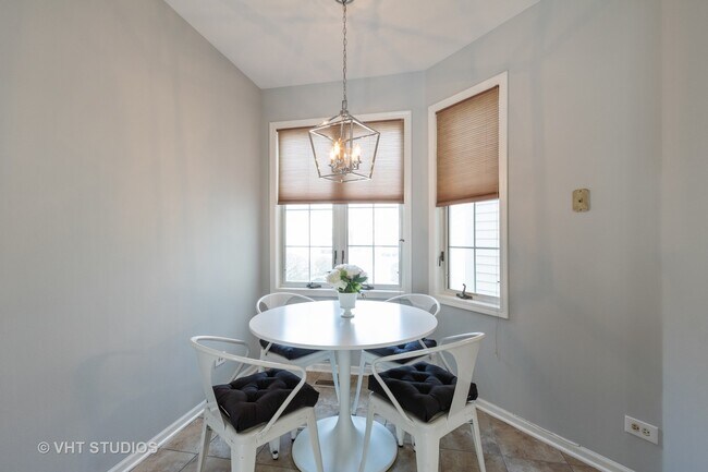 Building Photo - 1206 S Parkside Dr