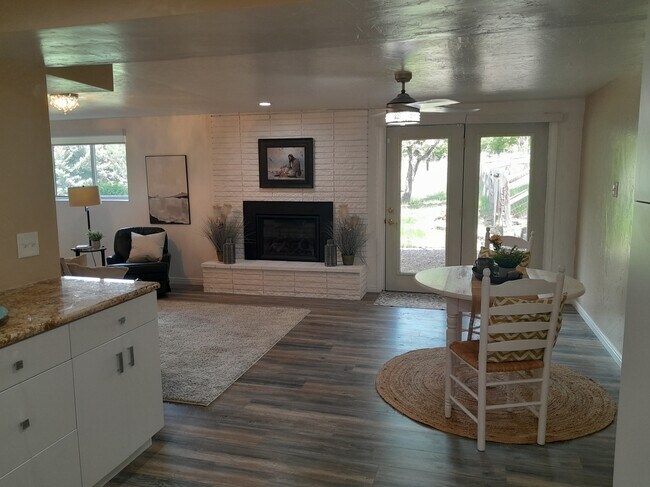 Foto del edificio - 513 S Canyon Crest Rd