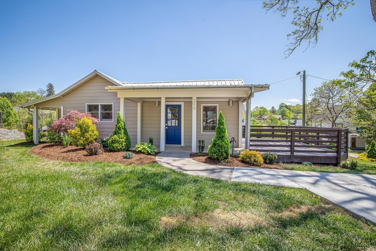 Primary Photo - Fantastic 1930s Cottage - Renovated Top to...