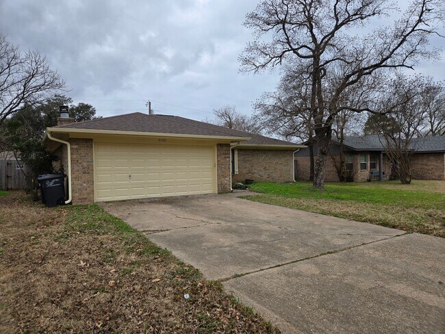 Foto del edificio - 3 bedroom 2 bathroom Southwood Valley Home
