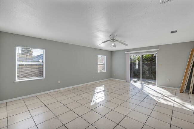 Building Photo - 3-Bedroom Home with Spacious Living Area, Garage & Fenced Yard – Orlando