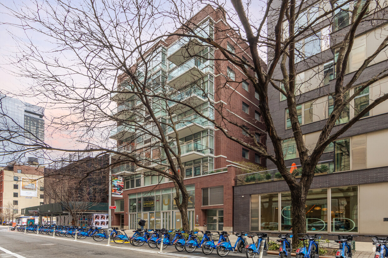 Primary Photo - 300 Spring St