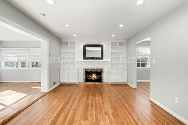 Foto del edificio - 3107 Valley Ln