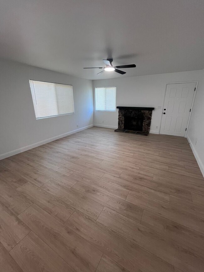 Foto del edificio - BEAUTIFULLY REMODELED 3 BEDROOM DUPLEX!!