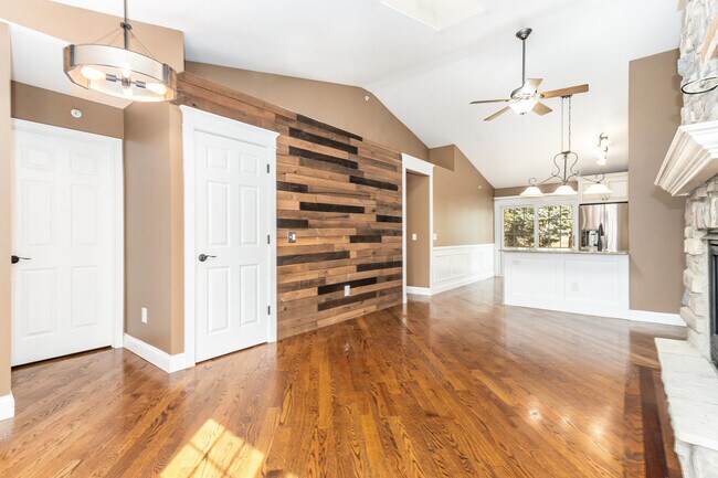 Foto del edificio - 1361 Chestnut Cir