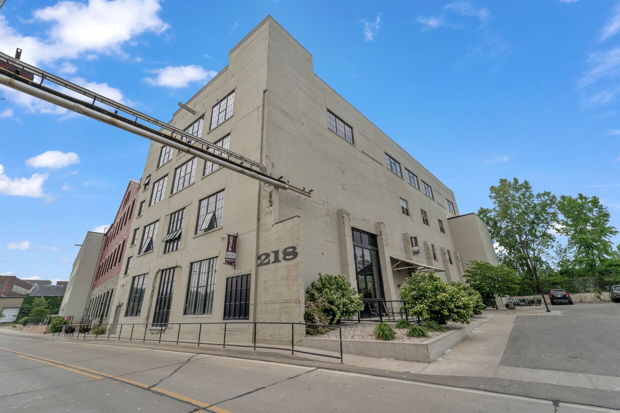 Primary Photo - Woolen Mills Lofts