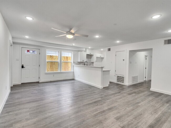 Foto del edificio - 6742 Madrid St