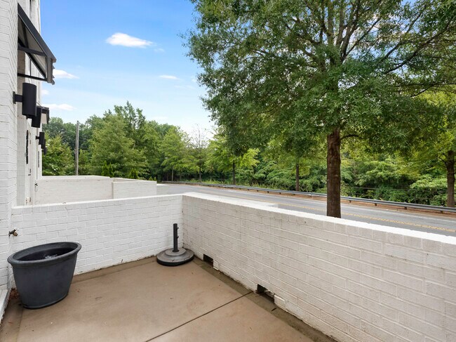 Patio del porche delantero - 2349 Wesley Village Rd