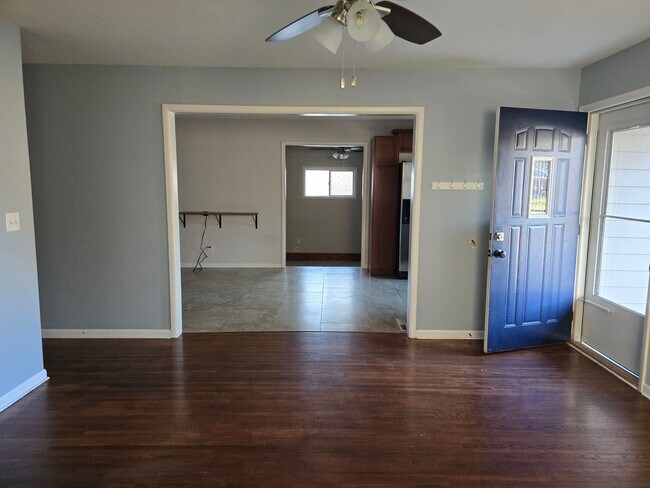 Building Photo - 3 BED 1.5 BATH HOME IN PARK CITY