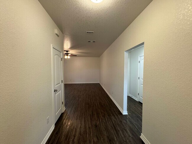 Foto del edificio - 1417 E Jasper Dr