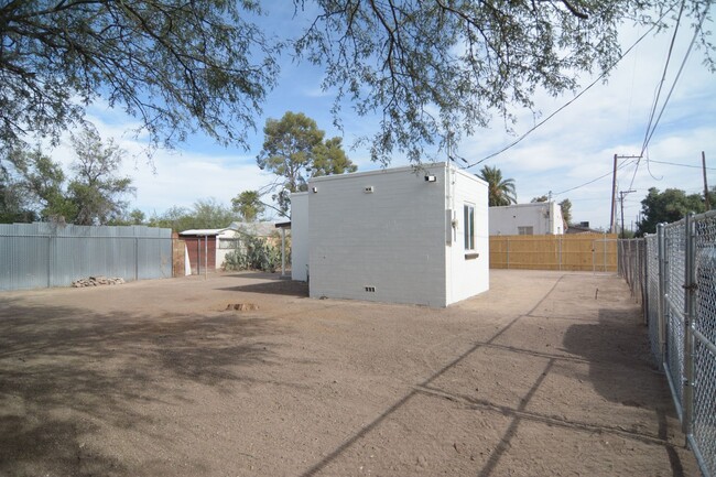 Building Photo - Remodeled 1 Bedroom 1 Bath Home! Great Wes...