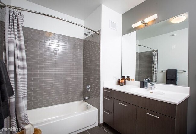 Foto del edificio - 1 br, 1 bath Apartment - 548 N Wells St