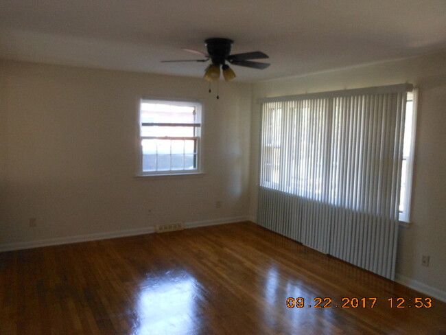 Building Photo - 4244 Shamrock Dr
