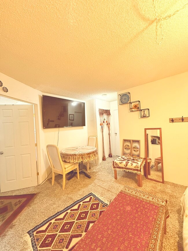 Building Photo - 1250 Golden Cir
