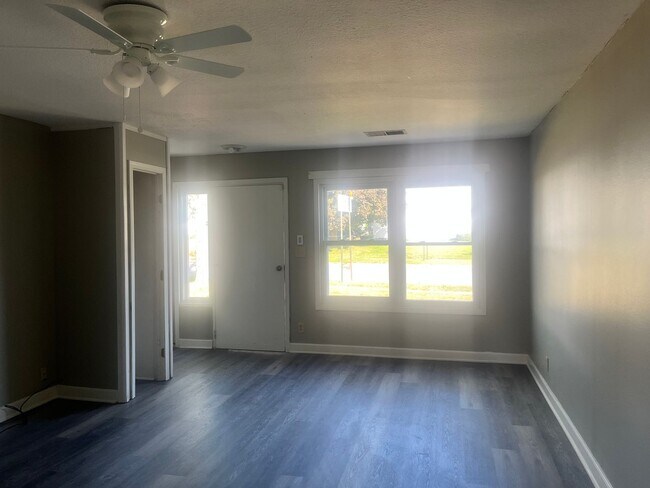 Building Photo - 2 Bedroom House With Attached Garage and B...