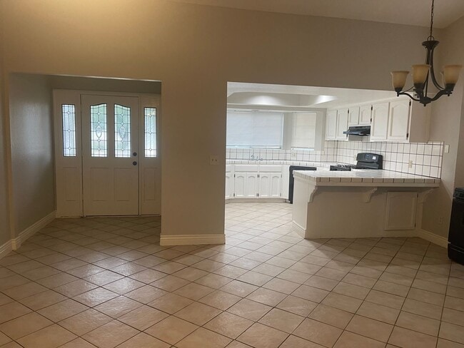Building Photo - Spacious Home in Porterville