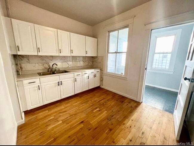 Building Photo - 44 Van Cortlandt Park Ave