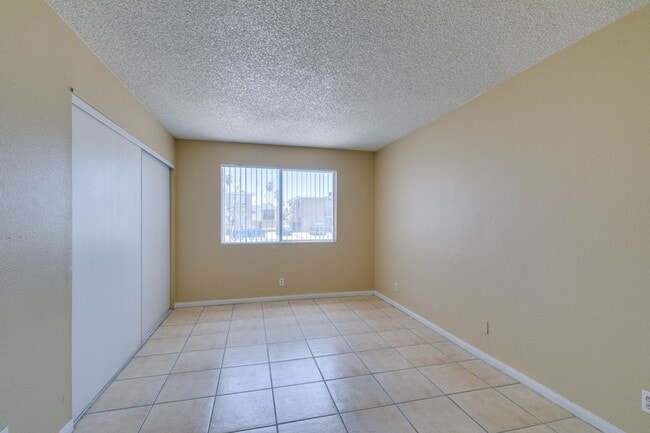 Building Photo - Cozy 2BR/2BA in Spring Valley Near the Strip
