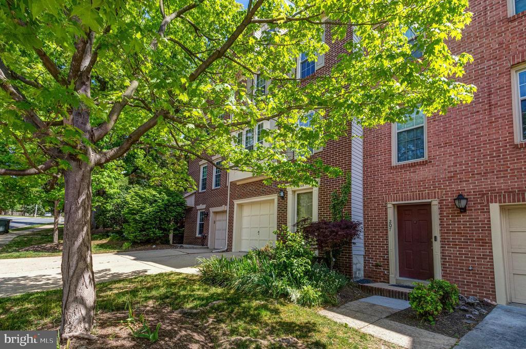 Primary Photo - 209 Yale Dr