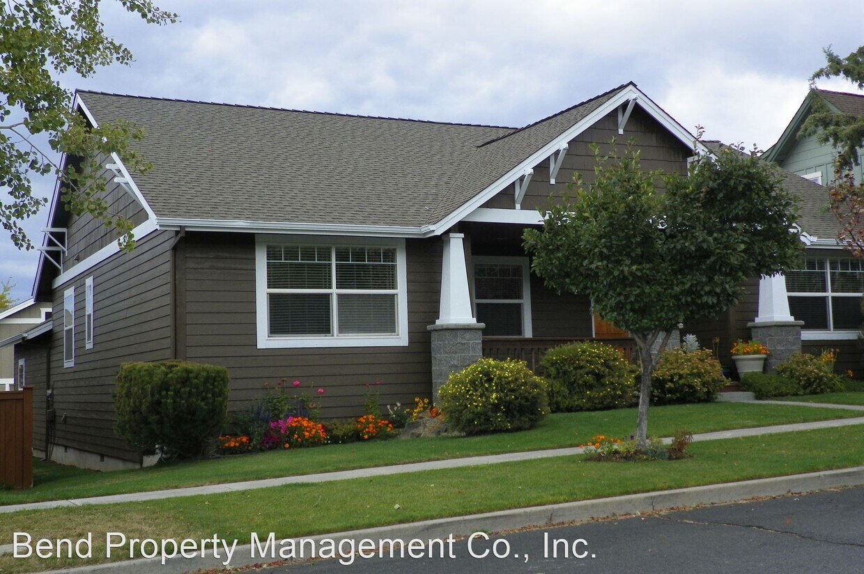 Primary Photo - 4 br, 2 bath House - 2924 NE Red Oak Dr.