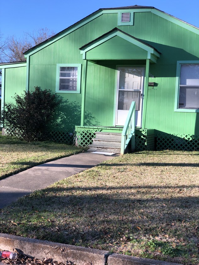 Primary Photo - 1404 Shirland Ave