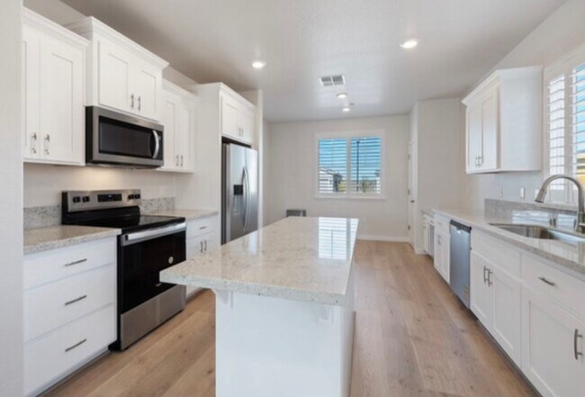 Building Photo - Newer Single Story 3 Bedroom Home for Rent in West Roseville