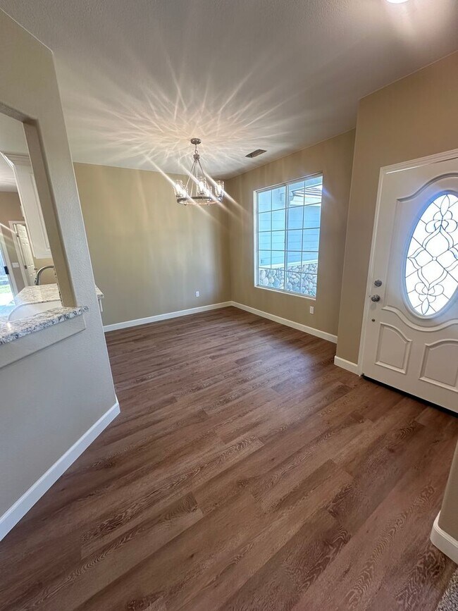 Foto del edificio - Remodeled 4 Bedroom 2 Bathroom in Stonecrest