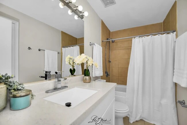 Foto del edificio - 2702 W Warren Blvd