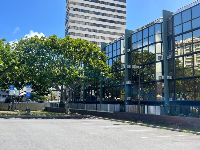 Foto del edificio - Mo?ili?ili Gem! 1-Bed Condo with Washer/Dryer, AC & Secured Parking – Available Now!