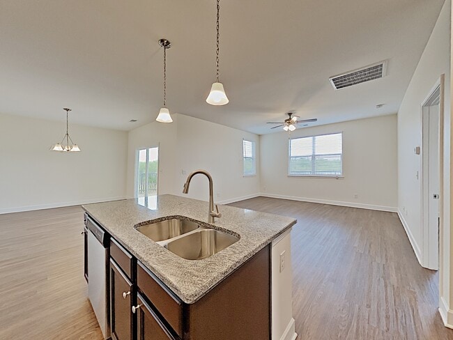Foto del edificio - 4329 Longfellow Drive