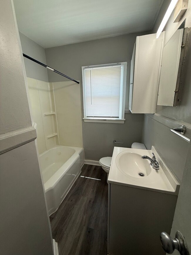 Building Photo - $775 - 2 bed 2 bath - Duplex