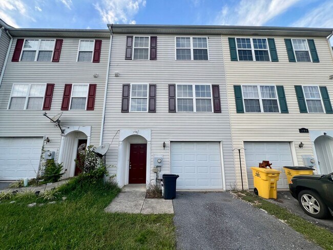 Building Photo - Three Level Townhome in the Mills Farm Com...
