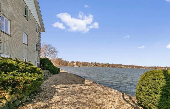 Building Photo - 84 W Belvidere Rd